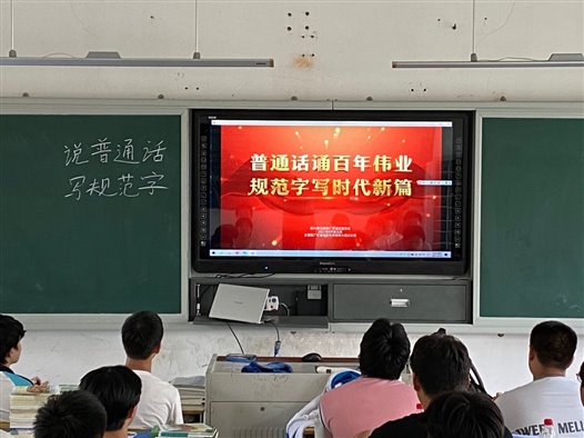 一群人在臺上演講

描述已自動生成